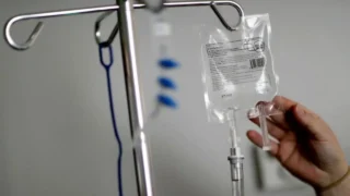 Serum Takılıyken Yemek Yemenin Zararları: Gerçekler ve Yanlış Anlamalar
