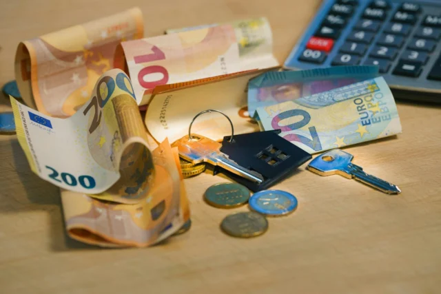 Rüyada para bulmak temasını anlatan banknot ve madeni paralar