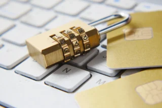 DNS over HTTPS ve internet gizliligini temsil eden dijital guvenlik gorseli