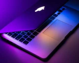 Akıllı telefonlarda UFS 4.1 mobil depolama teknolojisini temsil eden görsel