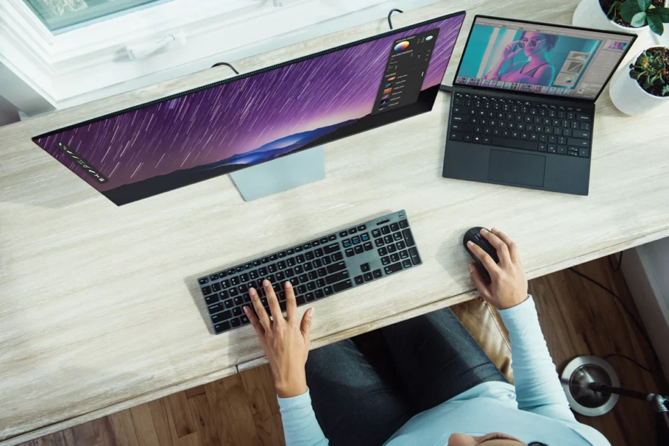 Thunderbolt 5 ve yüksek hızlı USB-C bağlantısını temsil eden dizüstü bilgisayar