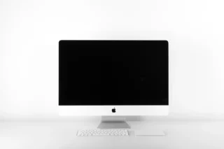 DisplayPort 2.1 ve yüksek yenileme hızlı monitör bağlantısını temsil eden masaüstü ekran
