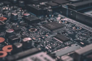 PCIe 6.0 veri yolu ve yuksek hizli bilgisayar devrelerini temsil eden gorsel