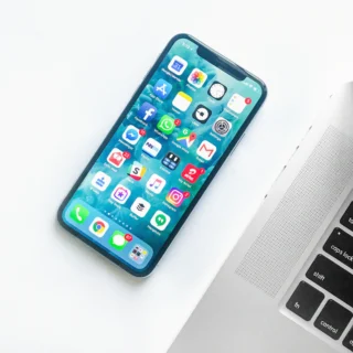 LTPO OLED ve degisken yenileme hizli akilli telefon ekranini temsil eden gorsel