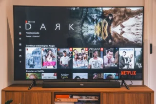 HDMI eARC ve televizyon ses sistemi baglantisini temsil eden ev sinema sistemi