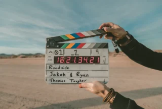 H.266 VVC video codec ve yuksek cozunurluklu video sikistirmayi temsil eden sinema ekrani