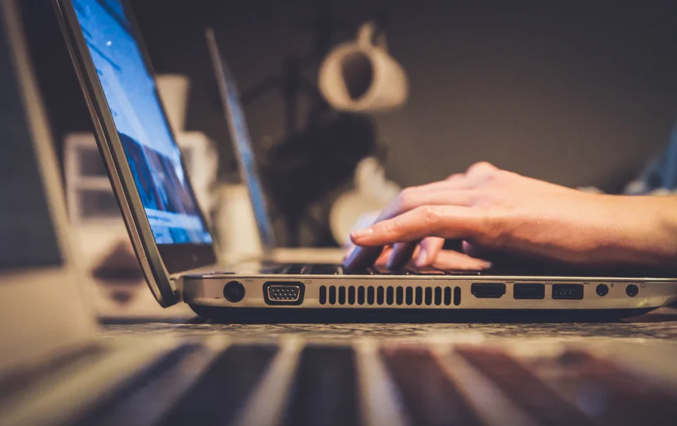 Windows 11 0xc000000e baslangic ve kurtarma hatasini temsil eden dizustu bilgisayar