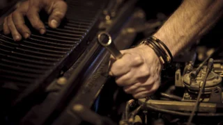 Otomobil motor bölümünde akü ve start stop AGM EFB akü değişim rehberi