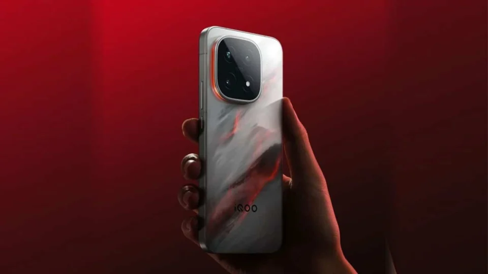 Snapdragon 8 Gen 5 ile Gelen iQOO 15R AnTuTu Testinde Zirveye Çıktı
