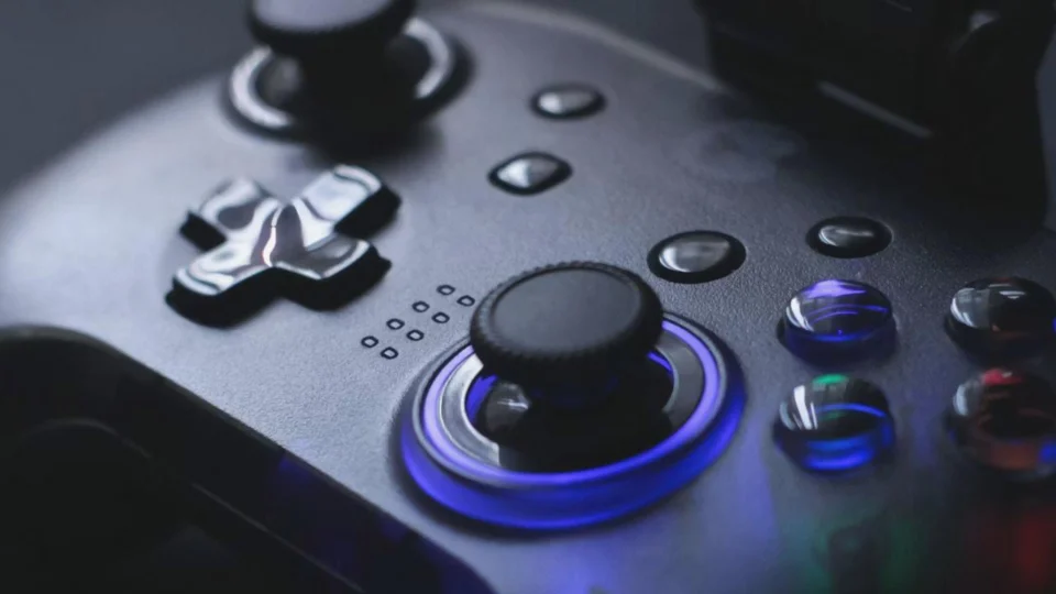 Steam Controller şarj puck’ındaki açık metal pinler kısa devre ve yangın riski oluşturabiliyor