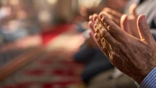 TEŞRİK TEKBİRİ OKUNUŞU | Kurban Bayramı teşrik tekbiri ne zaman biter, kaç kere getirilir? Teşrik tekbiri nasıl okunur, unutulursa kaza edilir mi? Diyanet Teşrik Tekbiri Arapça okunuşu!
